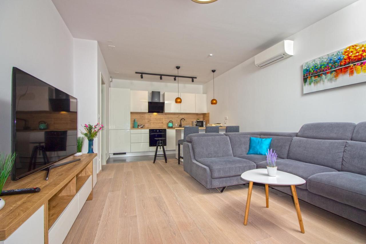 Sky Di Mare - Free Private Garage Apartment Split Exterior photo